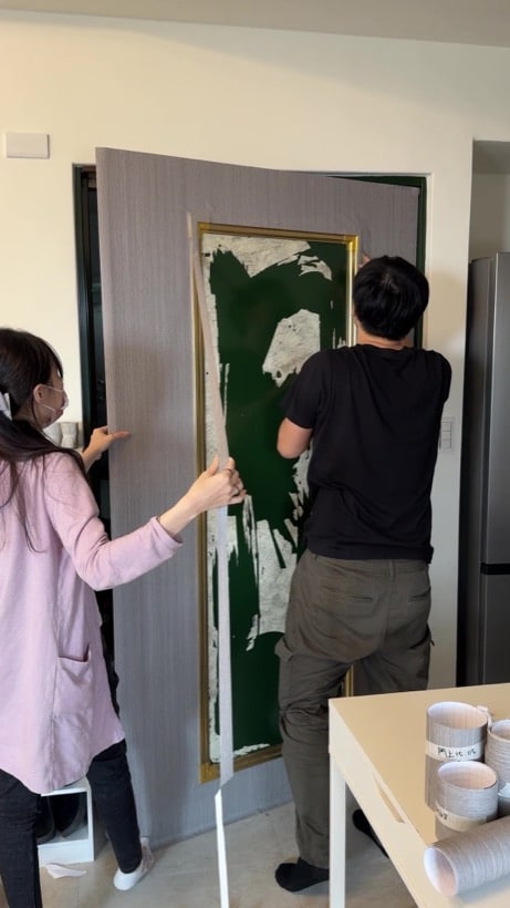高雄大門改色施工中,墨綠門包覆灰木紋裝潢貼膜