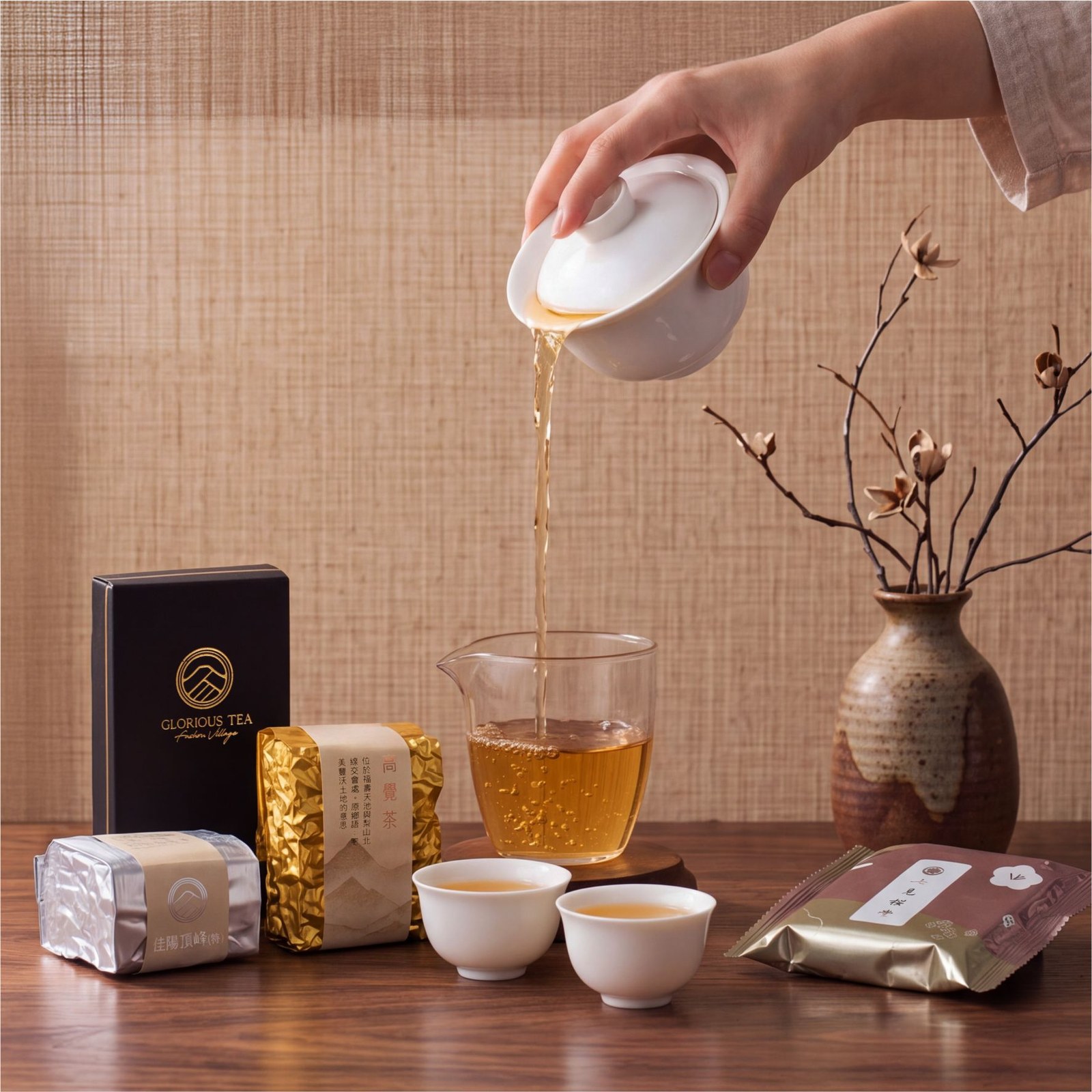高覺茶茶葉沖泡情境,搭配一兩真空茶磚與品牌包裝