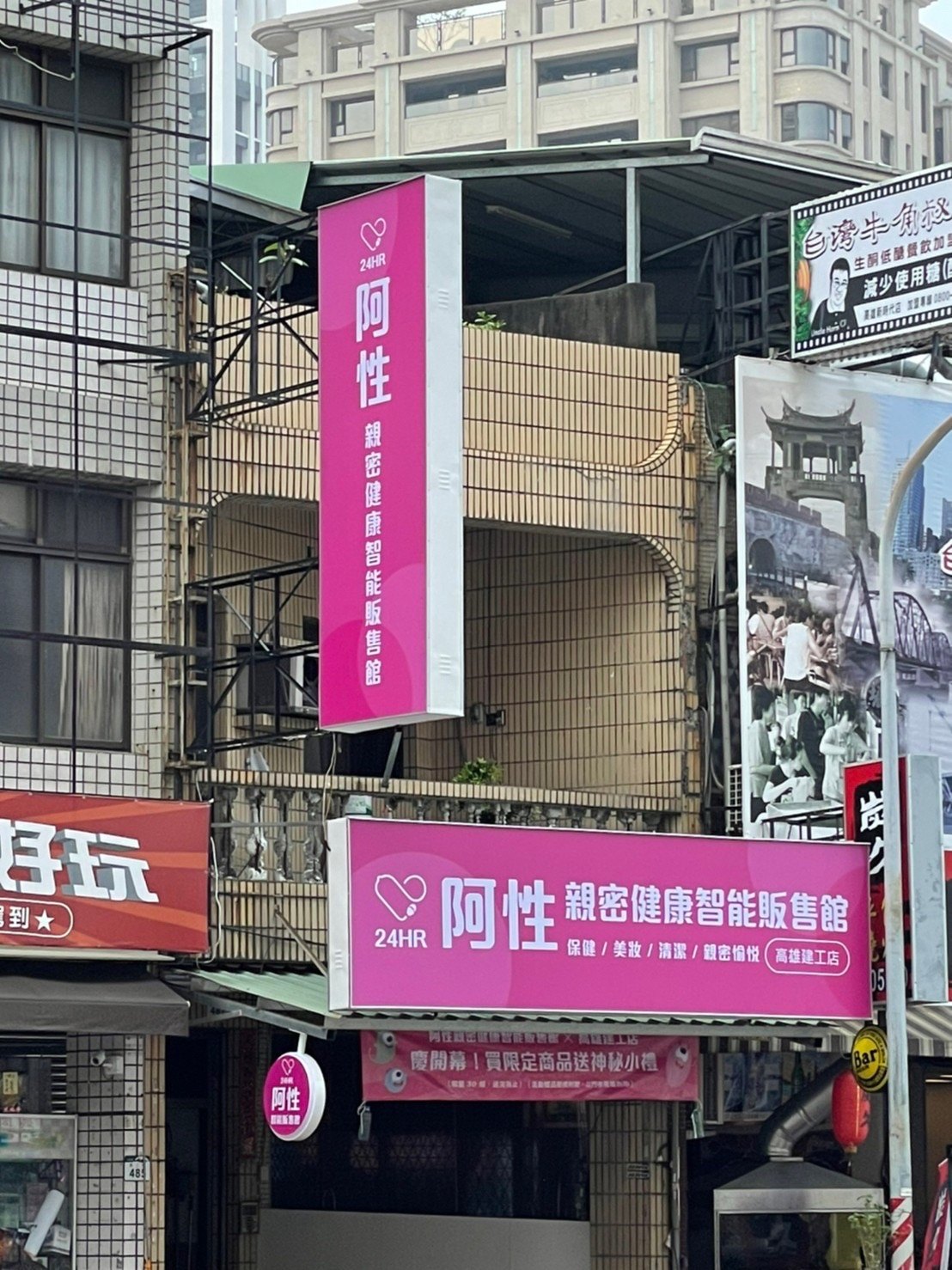 直式無接縫燈箱招牌近拍,整片面材沒有拼接線