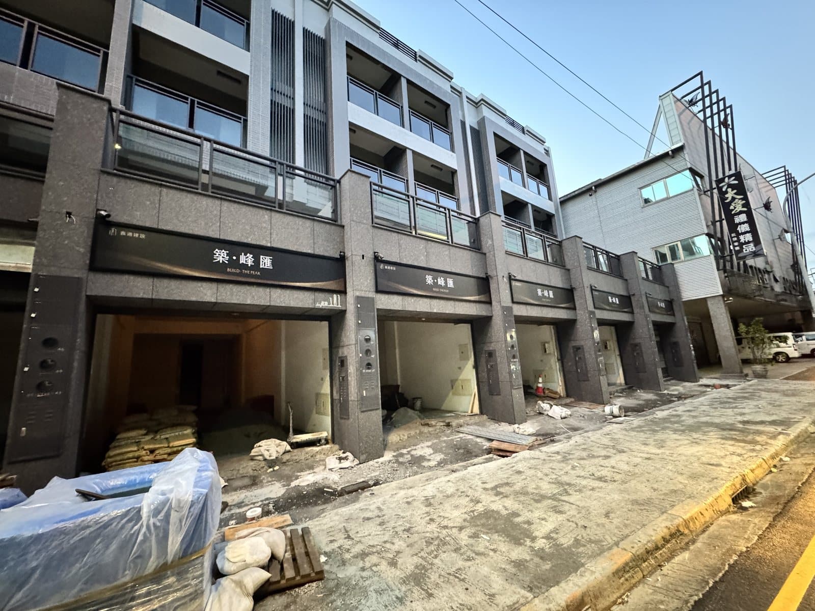 建案店面招牌完工斜角視角,整排招牌高度與間距一致 建案店面招牌完工斜角視角,整排招牌高度與間距一致