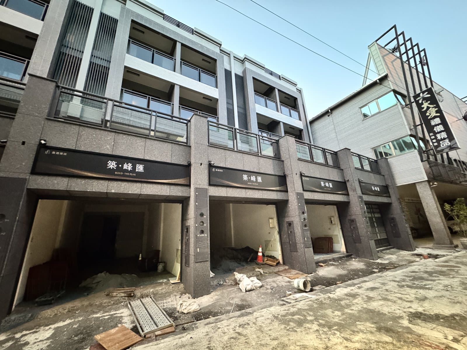 建案整排店面招牌完工照,高雄仁武築峰匯招牌設計製作實績 建案整排店面招牌完工照,高雄仁武築峰匯招牌設計製作實績
