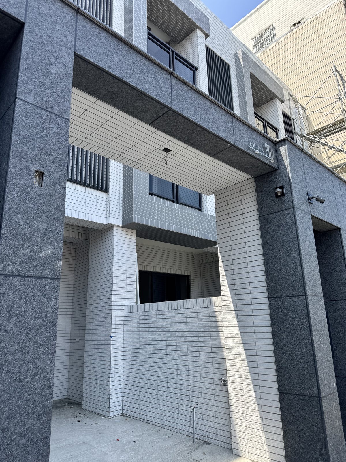 建案店面招牌細節:深色底板與金屬字收邊處理 建案店面招牌細節:深色底板與金屬字收邊處理