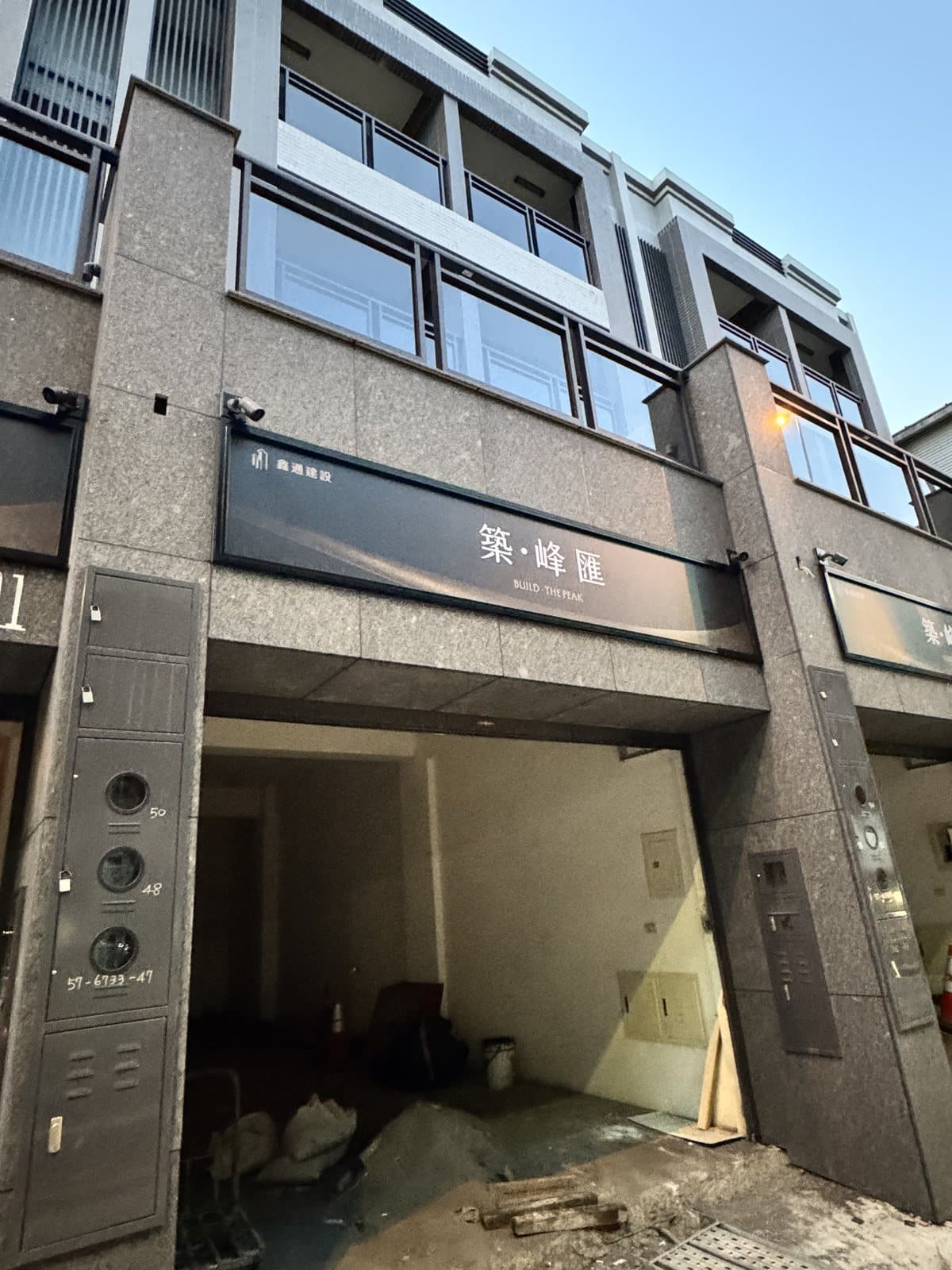 建案店面金屬字招牌完工照，深色底立體字招牌設計，高雄仁武建案