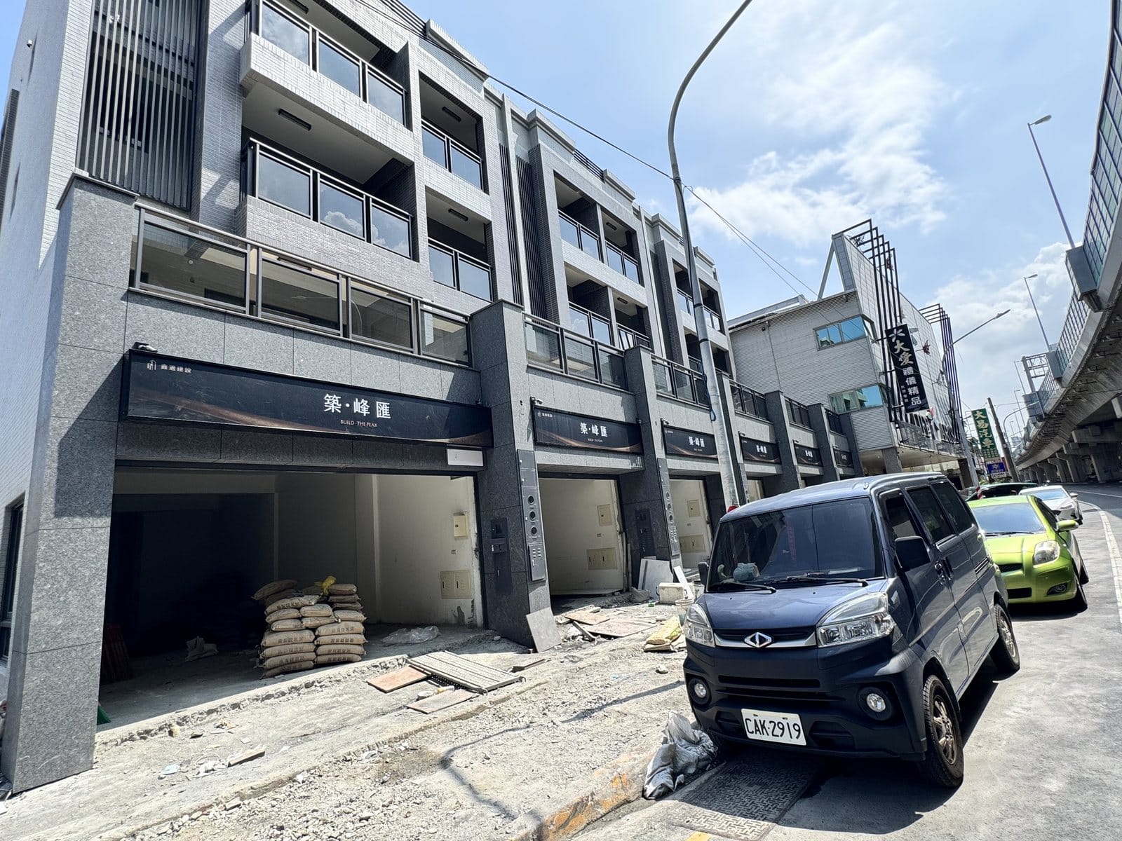 建案整排店面招牌完工街景,高雄仁武建案招牌設計製作施工實績