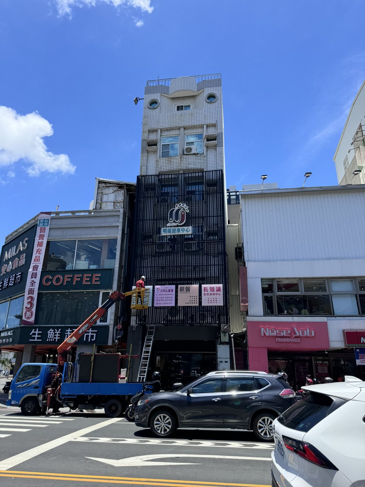 施工後:格柵下方新增四個壓克力燈箱,分別標示協會四個單位 施工後:格柵下方新增四個壓克力燈箱,分別標示協會四個單位