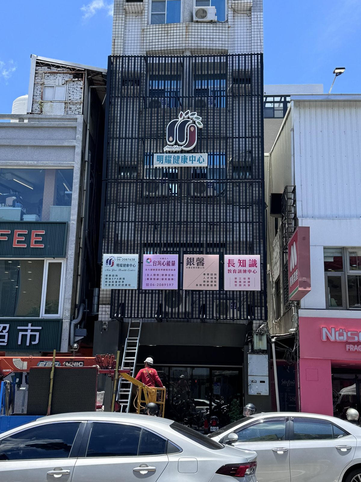 壓克力燈箱完工外觀,已配電路可於夜間亮燈提升辨識度 壓克力燈箱完工外觀,已配電路可於夜間亮燈提升辨識度