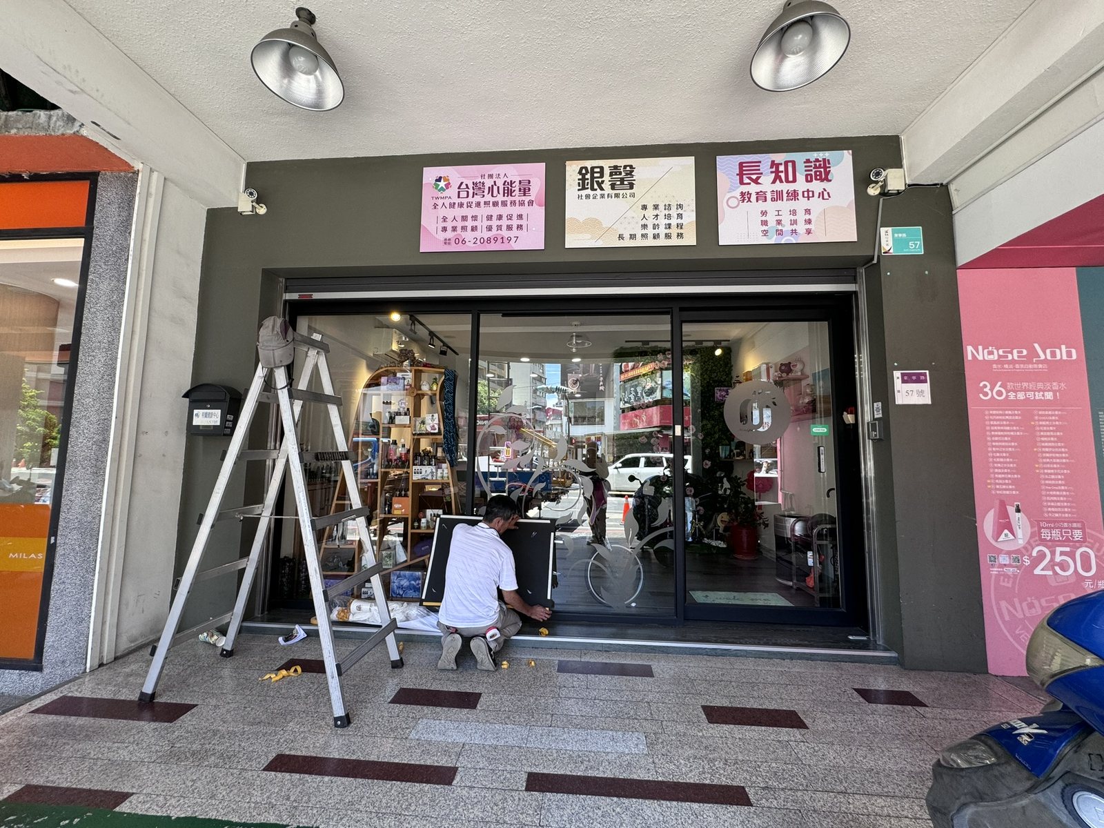 騎樓看板安裝施工:壓克力泡棉看板現場固定 騎樓看板安裝施工:壓克力泡棉看板現場固定
