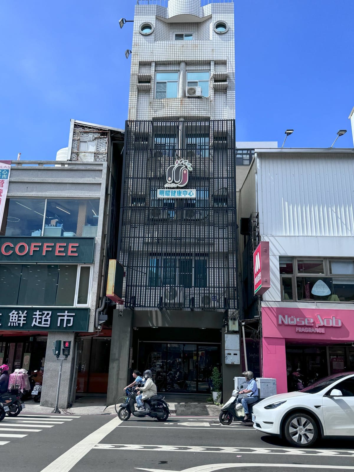 施工前:台南東區長照協會建築外觀,僅上方格柵處有一面燈箱,下方無單位標示 施工前:台南東區長照協會建築外觀,僅上方格柵處有一面燈箱,下方無單位標示