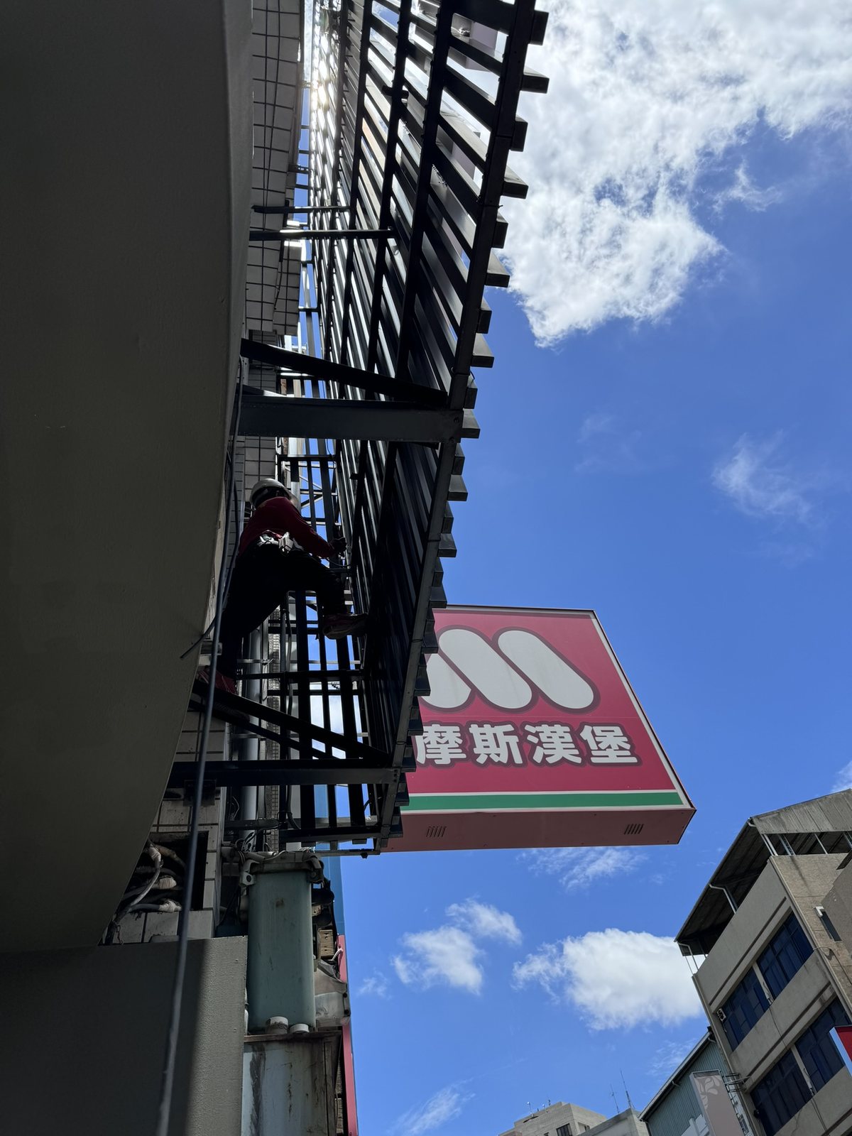 高處招牌施工:吊車配合安裝建築立面燈箱 高處招牌施工:吊車配合安裝建築立面燈箱