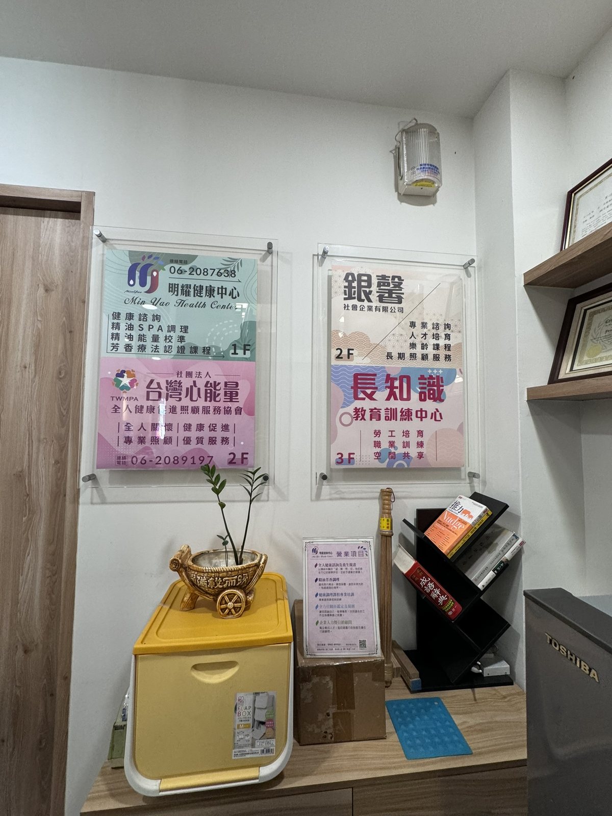 室內壓克力海報架:海報夾於兩片壓克力之間,展示質感更好 室內壓克力海報架:海報夾於兩片壓克力之間,展示質感更好