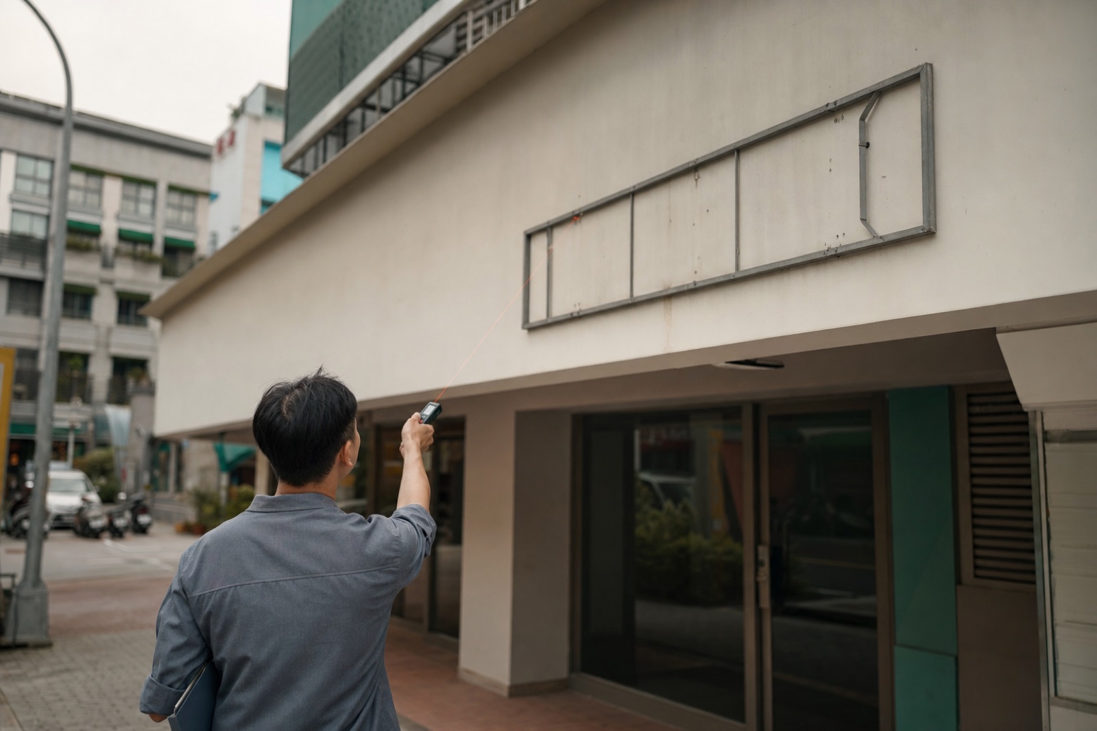 招牌現場丈量:以雷射測距儀量測店面立面