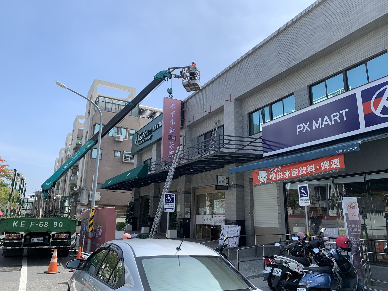 招牌工程現場調度吊車,台南東區裕忠路街邊高處作業