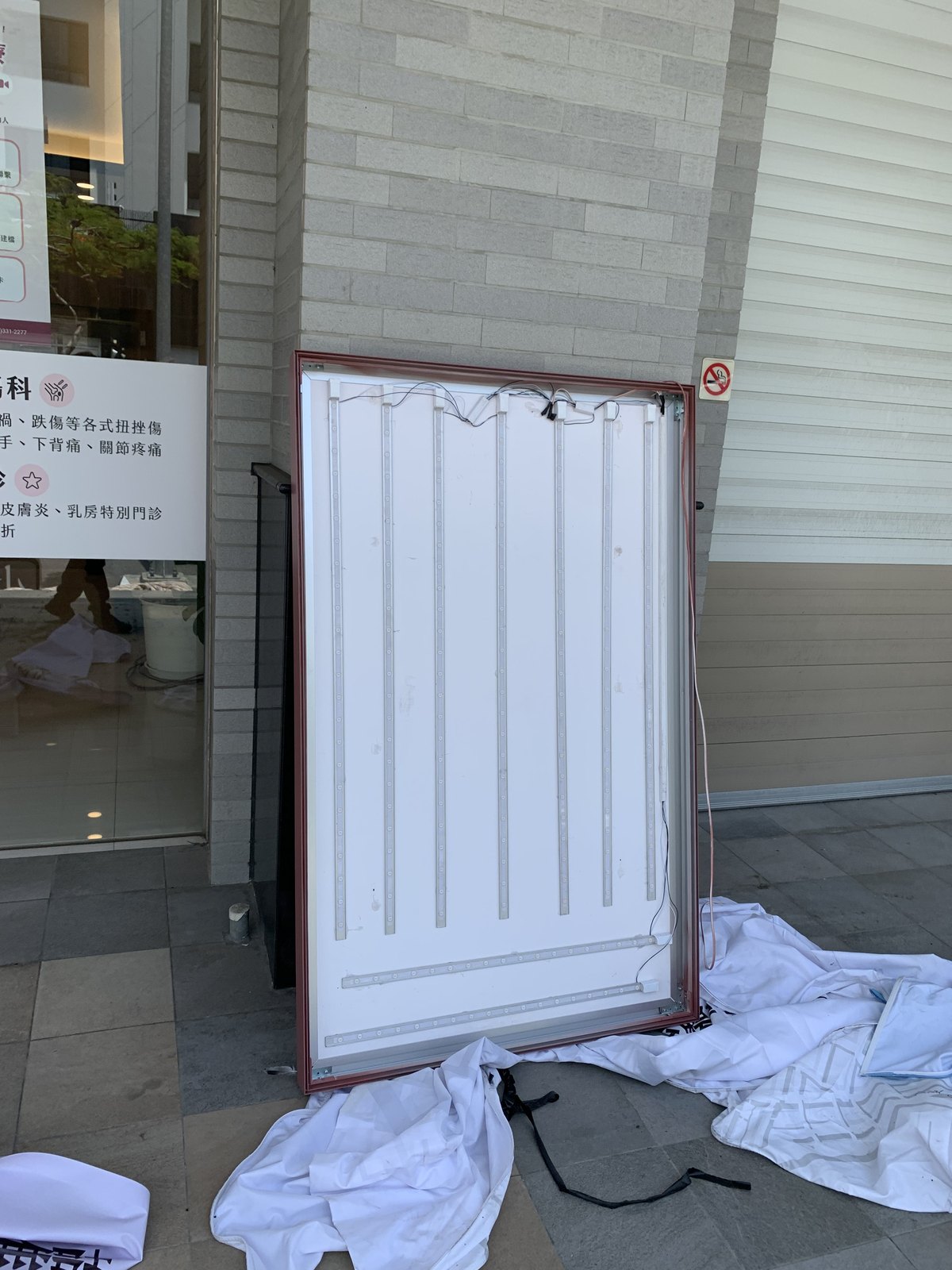 卡布燈箱內部的 LED 燈模組配置,安裝面料前的狀態