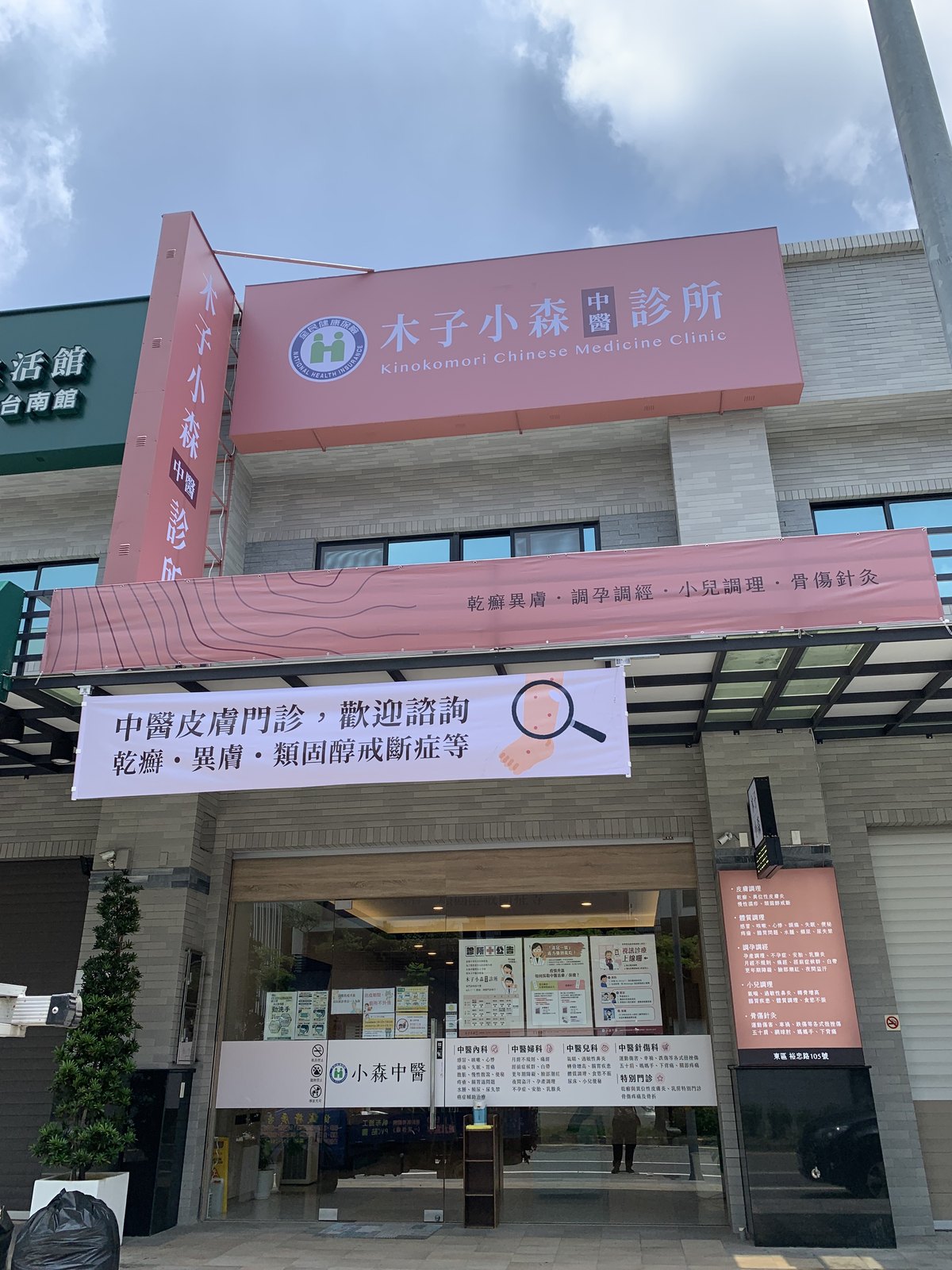 騎樓免爬高帆布橫布條,工作人員在地面用支撐桿即可更換