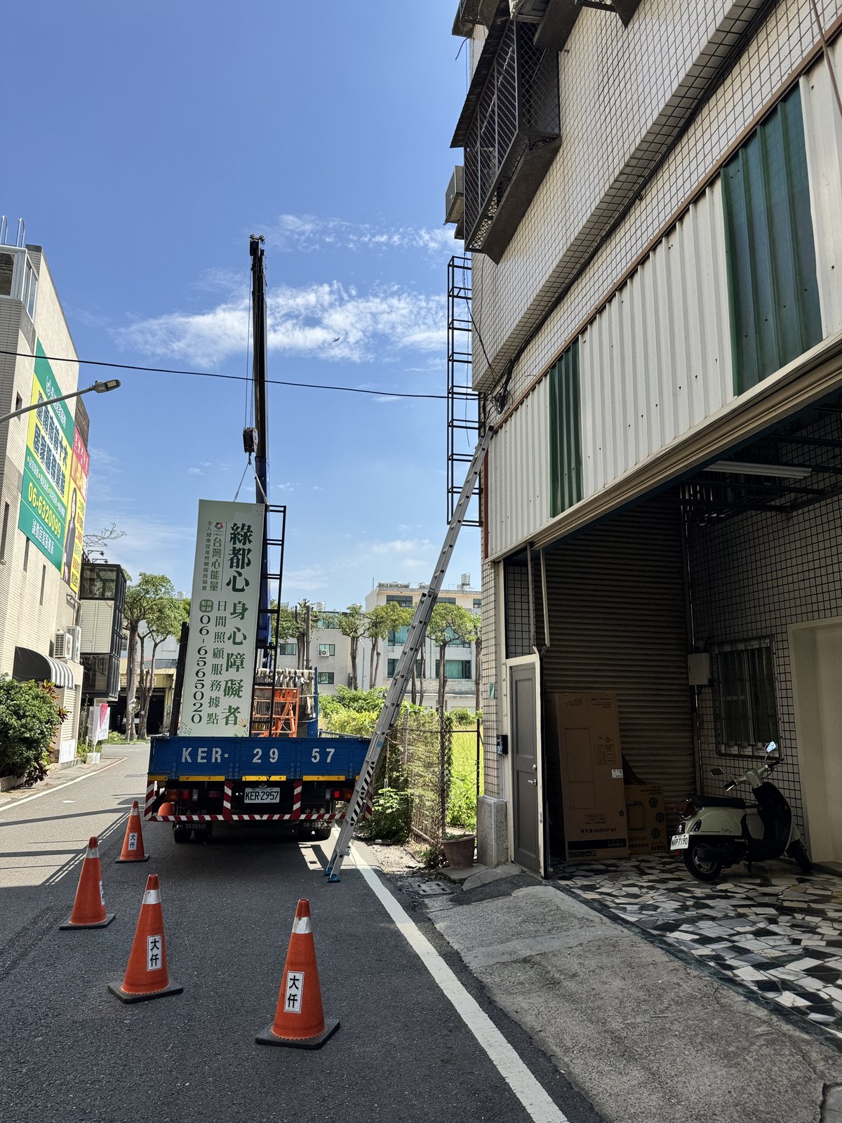 招牌施工吊車進場 交通維持 吊車進場作業,現場以三角錐圍出施工範圍維持通行
