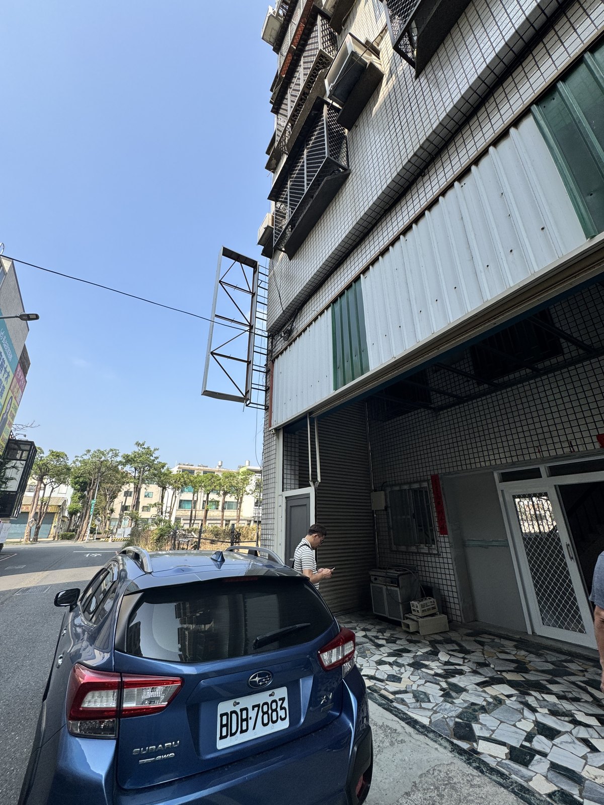 施工前的建物立面,原有的黑色直招牌腳架仍固定在外牆上