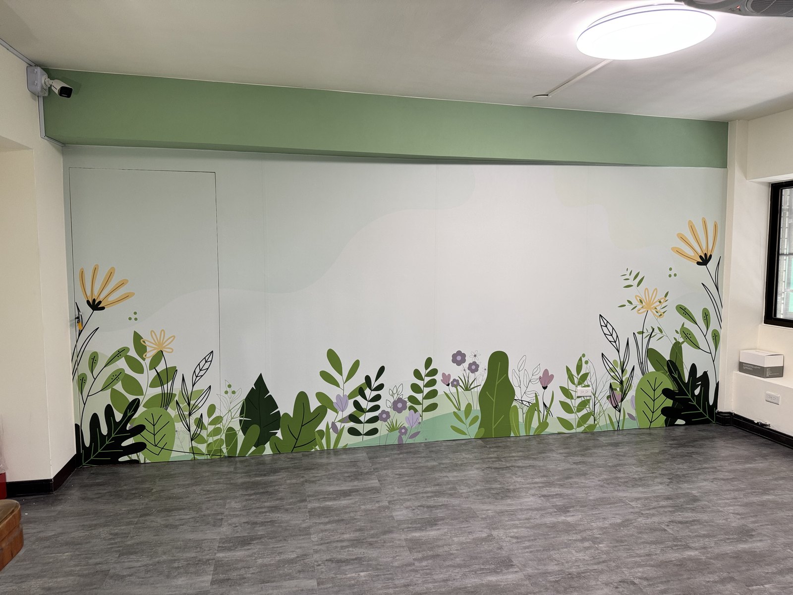 二樓室內牆面大圖輸出完工,植物插畫沿牆腳延伸成一整片