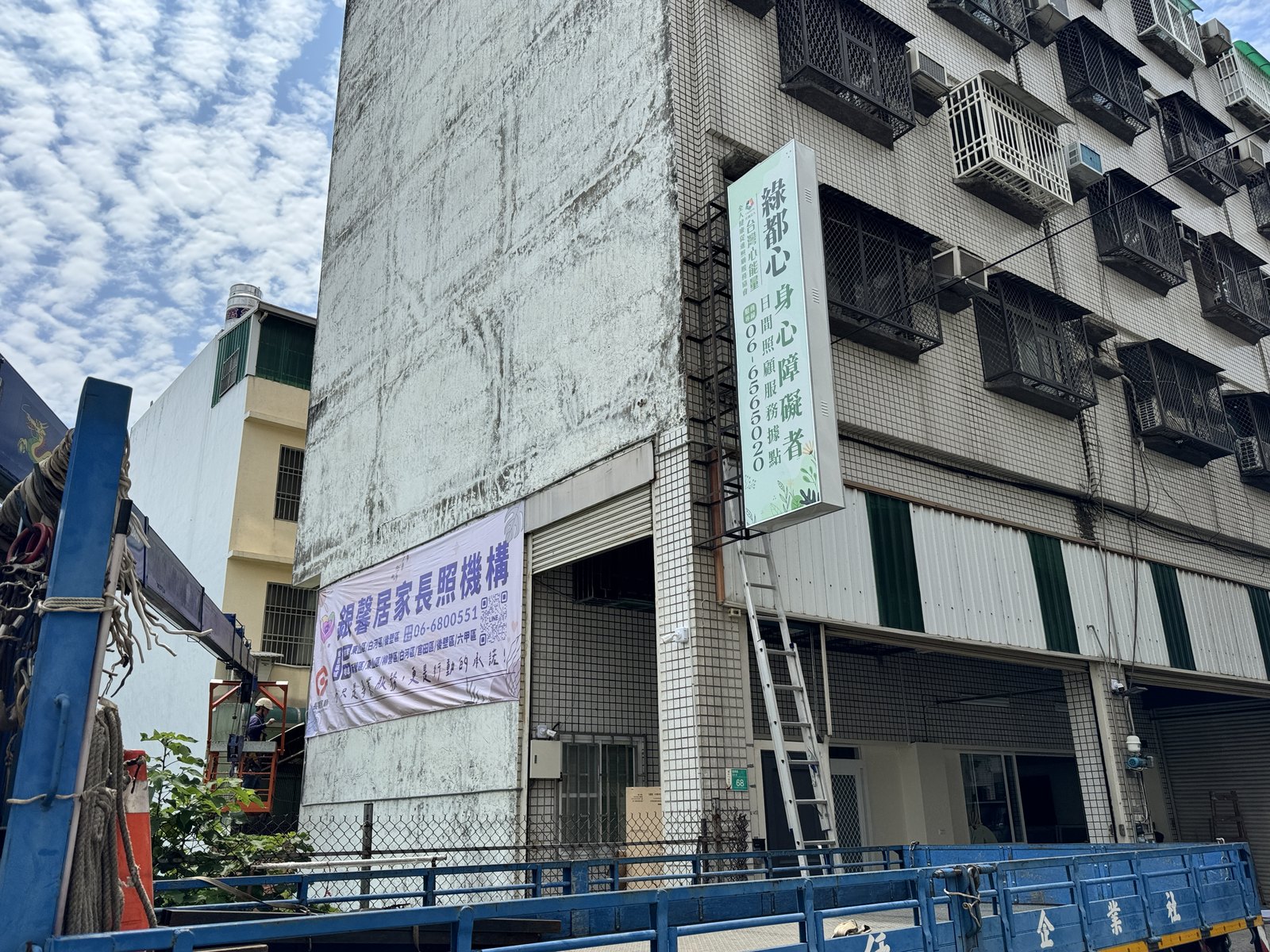 直式燈箱沿用舊腳架延伸 完工 完工後的建物立面,綠都心直式燈箱沿用舊腳架往外延伸安裝