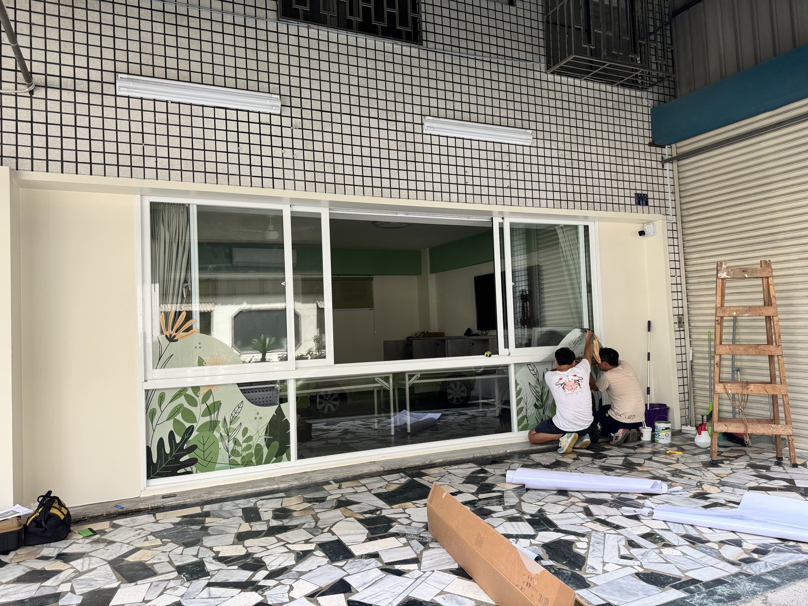 洞洞貼插圖輸出 逐格對位 洞洞貼施工另一角度,植物插圖沿著窗框逐格對位