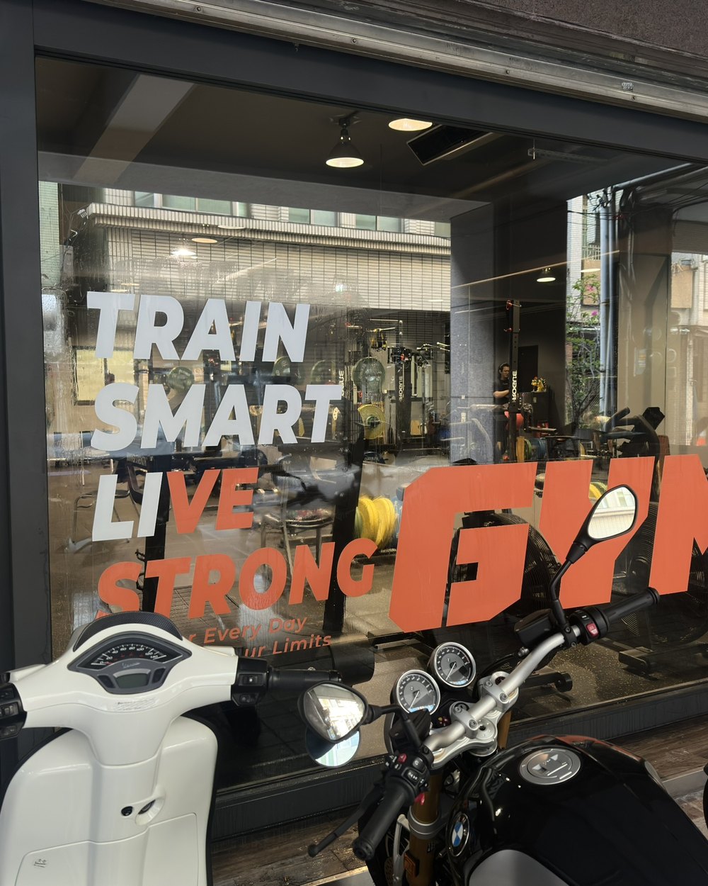 肌進份子健身房店面玻璃貼施工完成:TRAIN SMART LIVE STRONG 標語