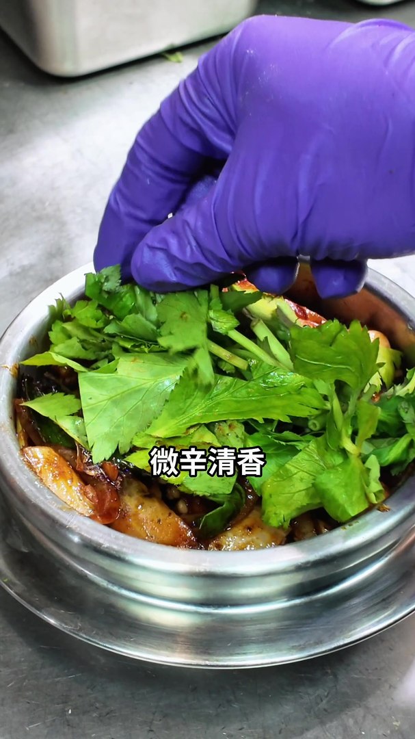 水芹菜松阪豬釜飯特寫,強調微辛清香
