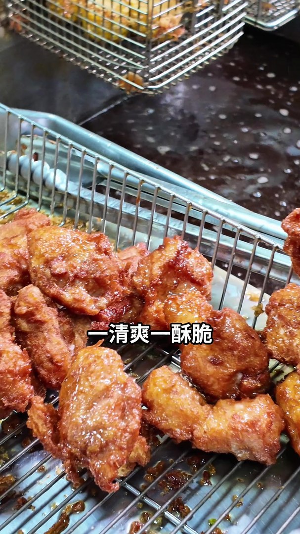 韓式炸雞起鍋瞬間,強調現炸酥脆