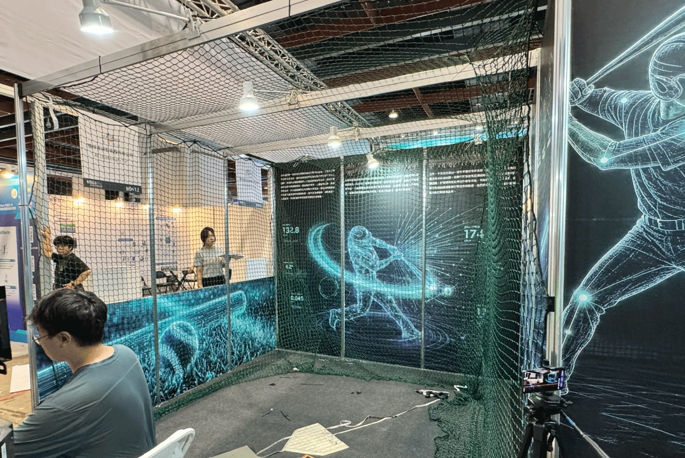 作品_2026國家運動科學中心_1344px_04-複本-7 展場設計, 展場視覺規劃, 展場施工架設, 展覽主視覺, 活動視覺設計, AI WAVE SHOW, 國家運動科學中心, 體育科技展, 希希丁團隊