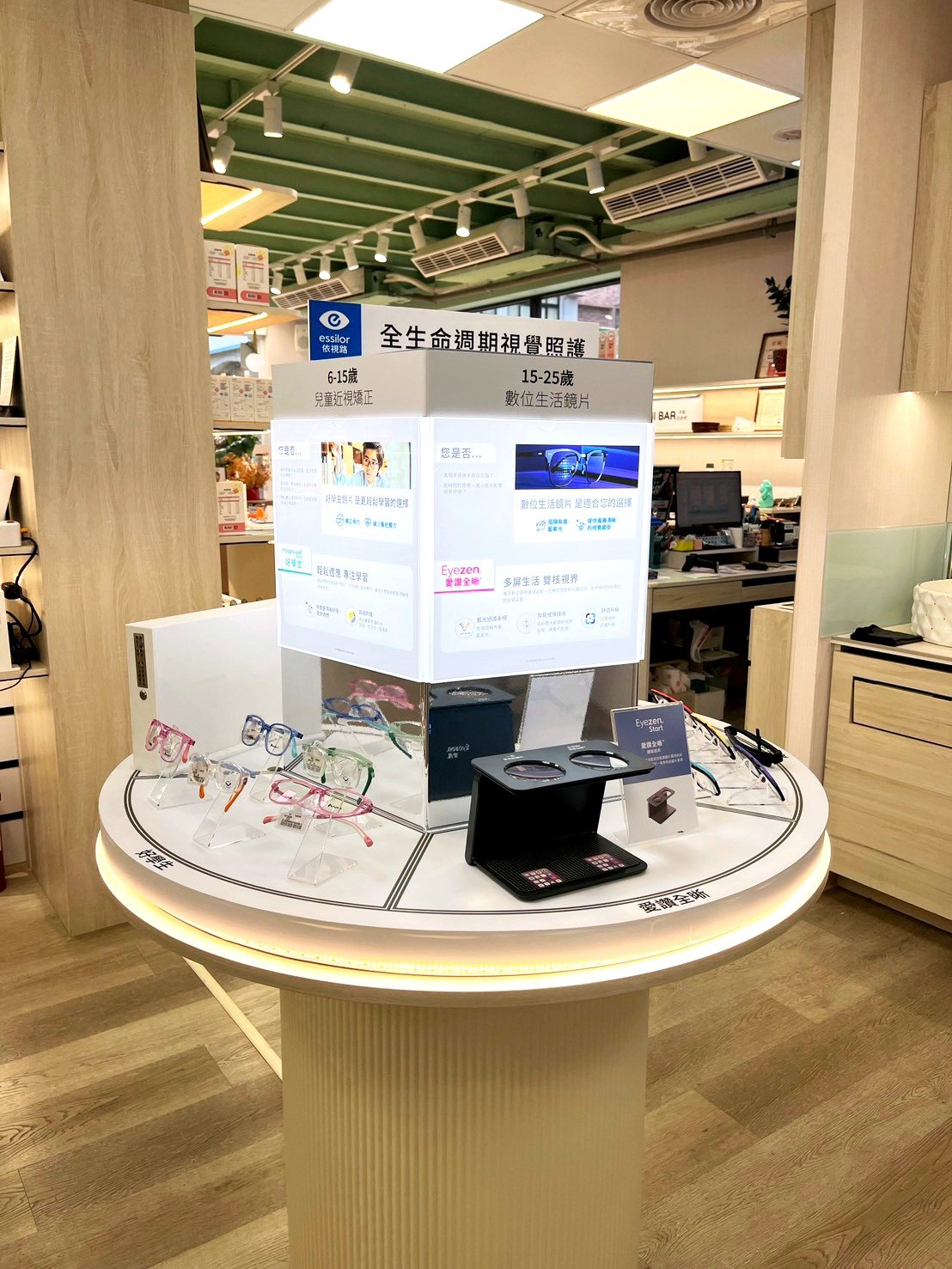 桌上型展示燈箱 門市實景 眼鏡門市桌上型五角形展示燈箱,放在圓形發光底座上展示鏡片資訊