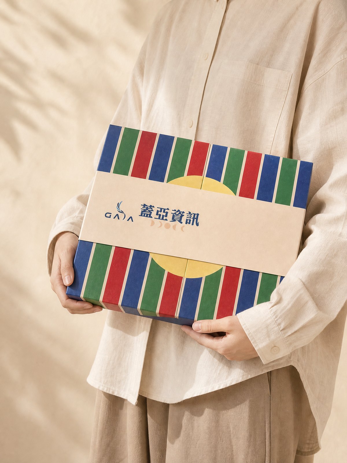 中秋禮盒 送禮情境 人物雙手抱著蓋亞資訊中秋禮盒的送禮情境