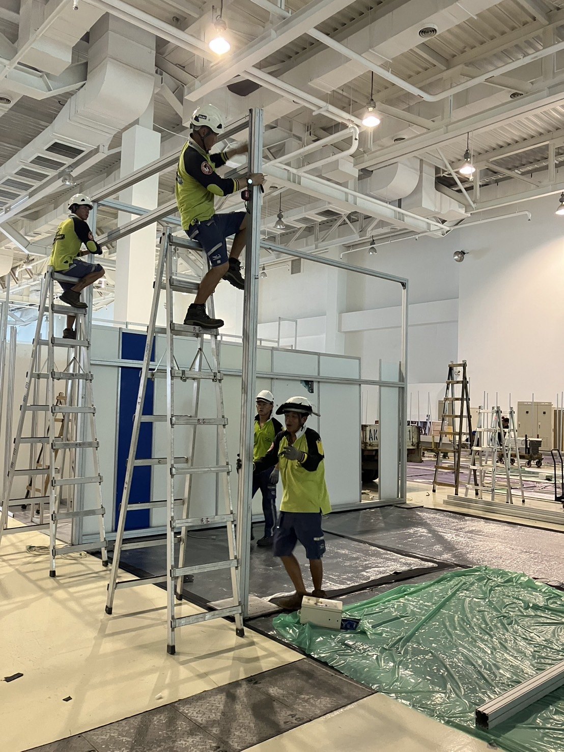 高雄加盟展展場施工:工班搭設團團購 L 型展位結構