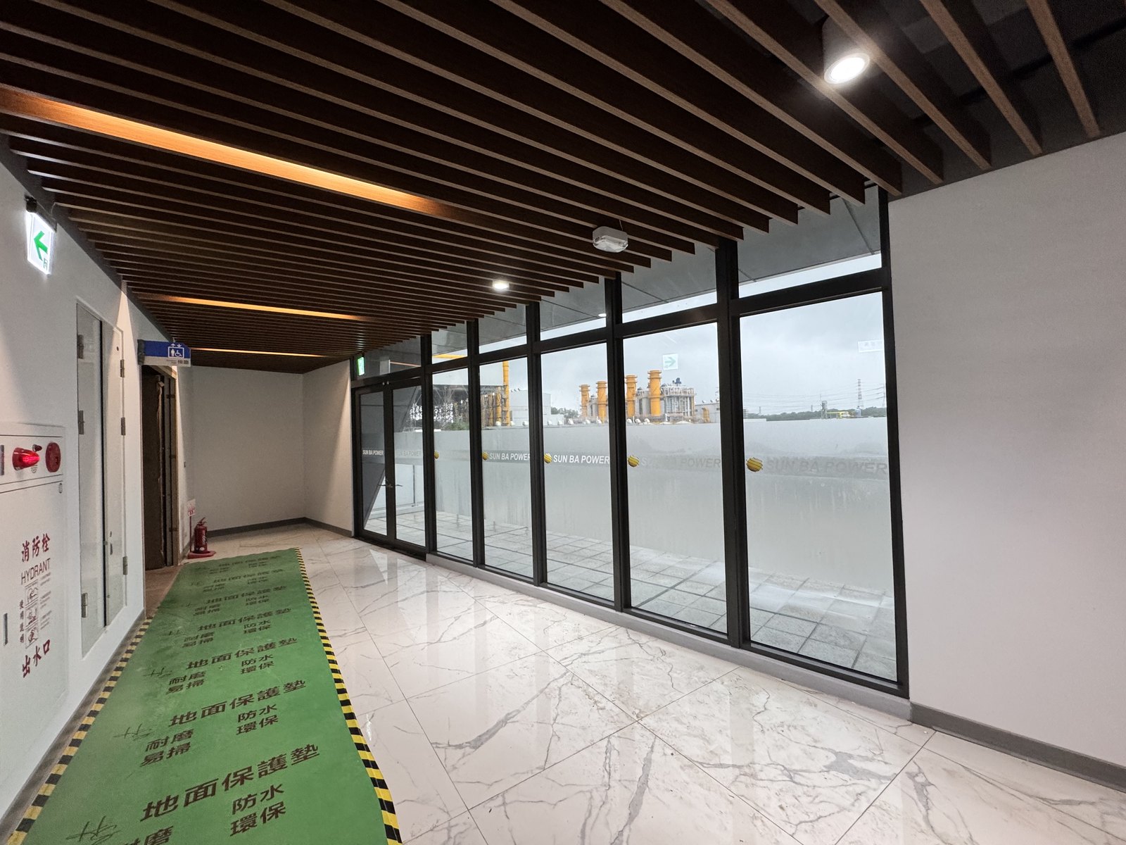 辦公室長廊玻璃隔間貼上玻璃腰帶,全透貼紙印白墨