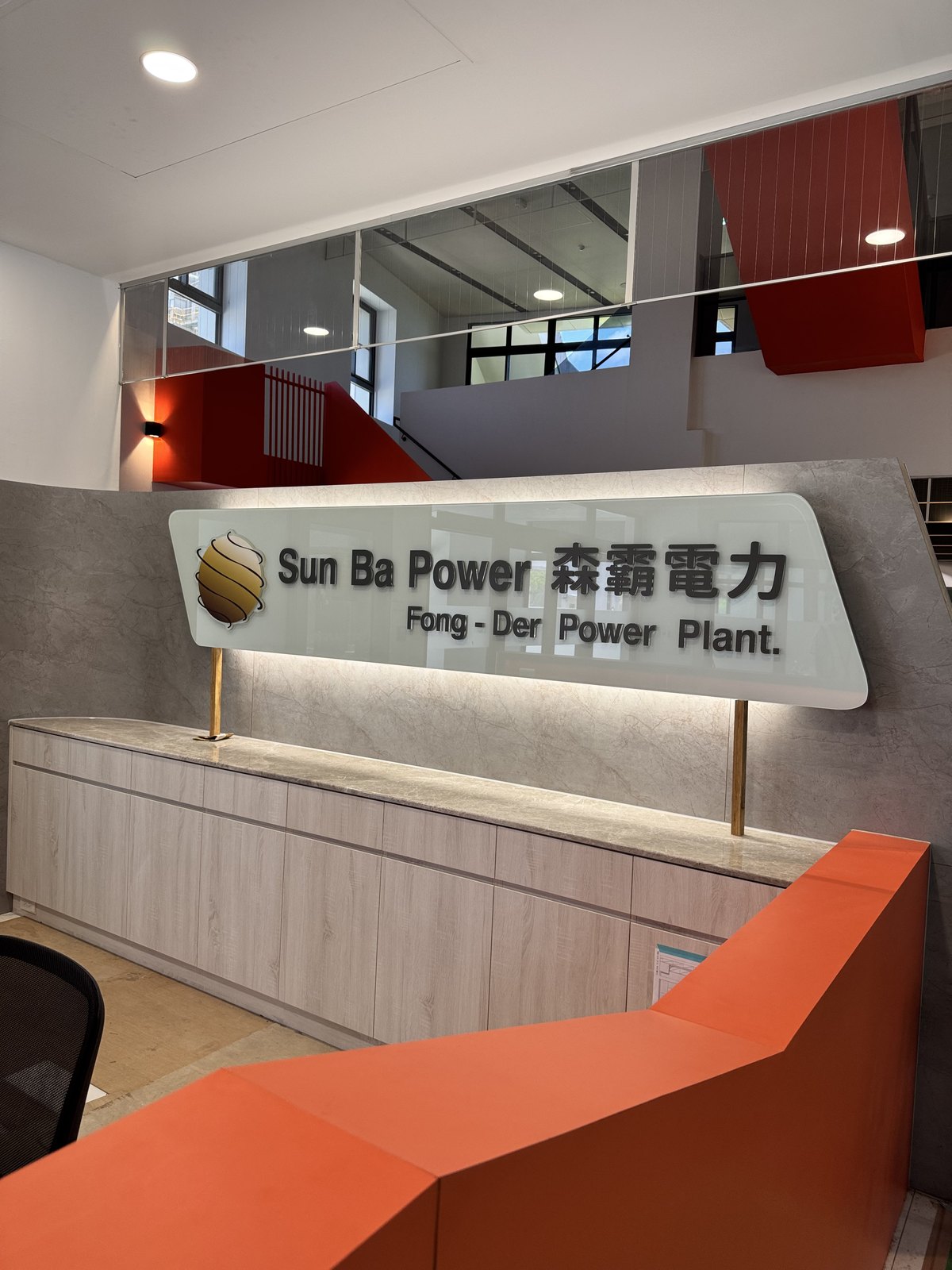 櫃檯形象牆:1 公分壓克力水晶字搭配壓克力直噴 LOGO