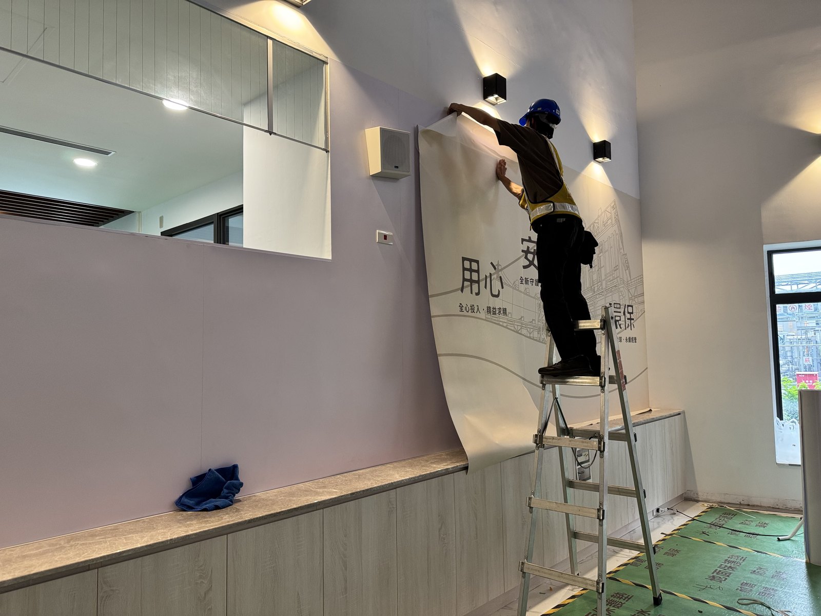 牆面先以發泡板整平再上大圖輸出,避免表面凹凸透出