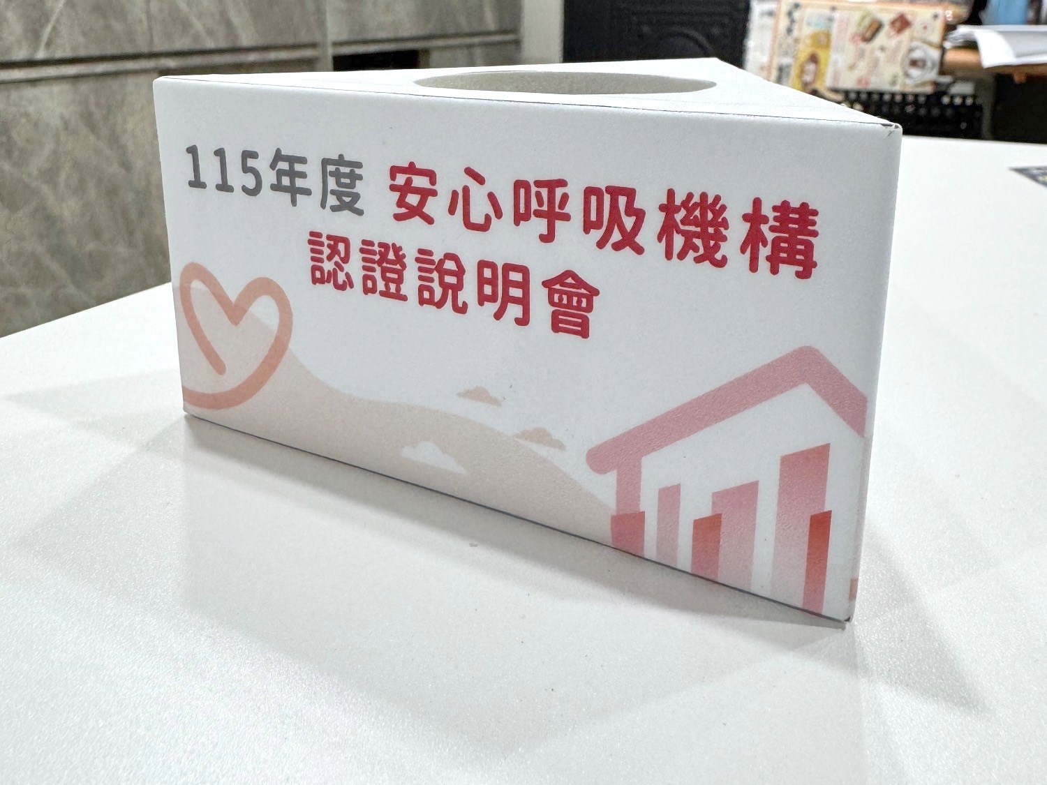 合成板裱 PVC 實拍,三角形麥克風牌,圖先印在 PVC 背膠、上膜後再裱到板上